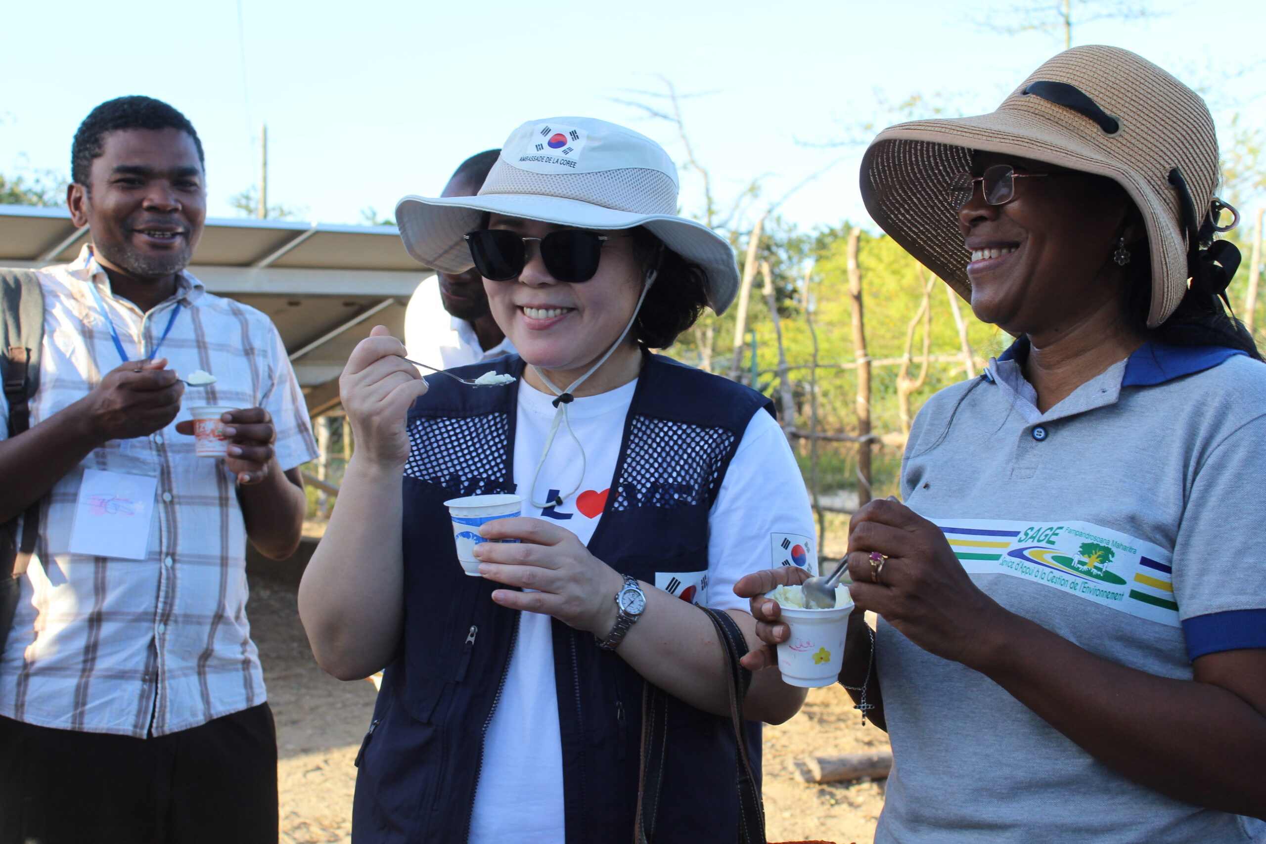 Son excellence, Mme Ji-hyun PARK, ambassadrice de la République de Corée déguste des yaourts faits maisons produits par les bénéficiaires du projet BIOCOM en compagnie des responsables des partenaires techniques SAGE